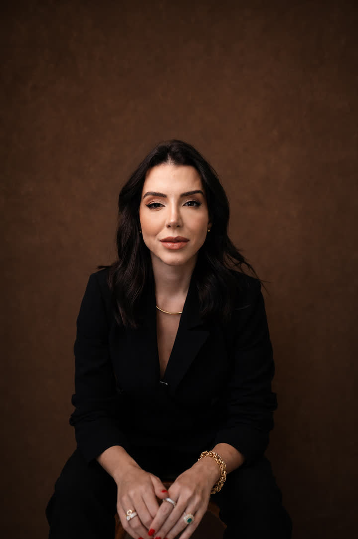 Retrato da Dra. Amanda Bissoli em fundo marrom